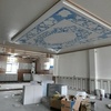  گچبری طرح فرش روی سقف پذیرایی  قبلا رنگ آمیزی 