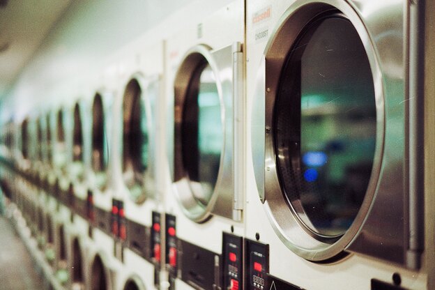 چرا ماشین لباسشویی راه می رود؟