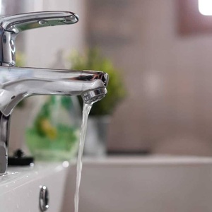 علت کم شدن فشار آب چیست؟ بررسی دلایل و راهکارهای افت فشار آب ساختمان