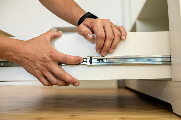 چگونه کابینت باد کرده را تعمیر کنیم؟ راهکارهای ساده و موثر