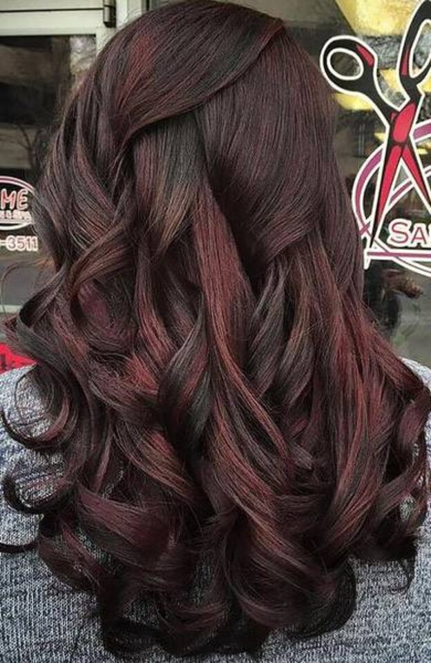 هایلایت قرمز تیره روی موی مشکی