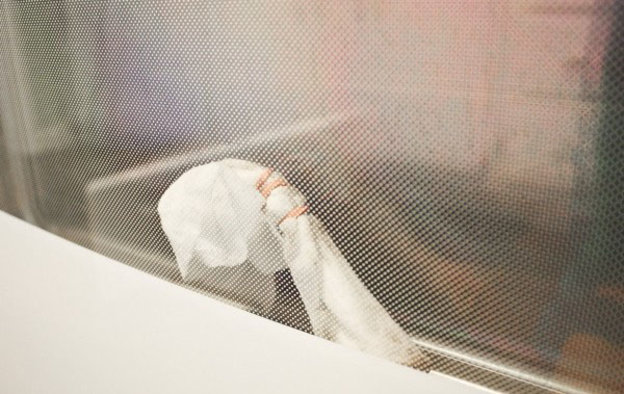 نظافت شیشه فر با دستمال و رخت آویز