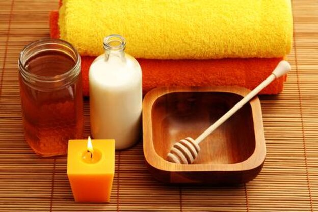 صاف کردن مو با شیر عسل