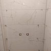 اجرای کاشی با چسب دیوار سرویس واجرای کاشی برچسب بین کابینت