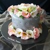 کیک خامه ای تولد با روکش فوندانت، با تزیین گل طبیعی