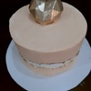 کیک خامه ایی .فیلینگ موز و گردو وشکلات .به وزن ۱/۵۰۰کیلو گرم 