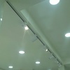 طراحی و نصب چراغ‌های هالوژن و ریلی برای یک فروشگاه 