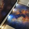 نصب پوستر طرح کهکشان در سقف و دیوار 