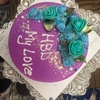 نمونه کار کیک سفارشی تولد، کیک خامه ای است و فقط گل ها فوندانت