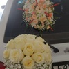 دسته گل با رز های سفید و ماشین عروس