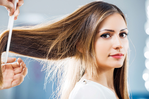 هزینه کراتینه کردن موی مجعد از موی موج‌دار بیشتر است